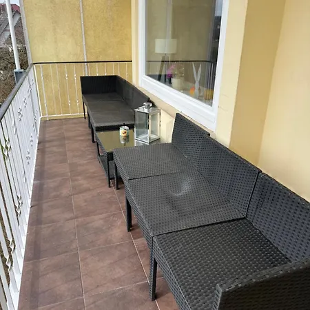 3 In 1 Haus Mit Grossem Esstisch Und Wohnzimmer *