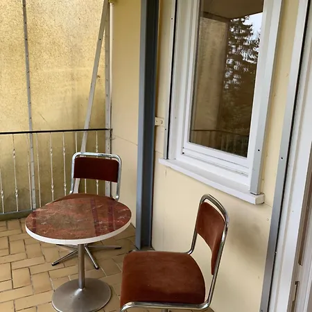 3 In 1 Haus Mit Grossem Esstisch Und Wohnzimmer *