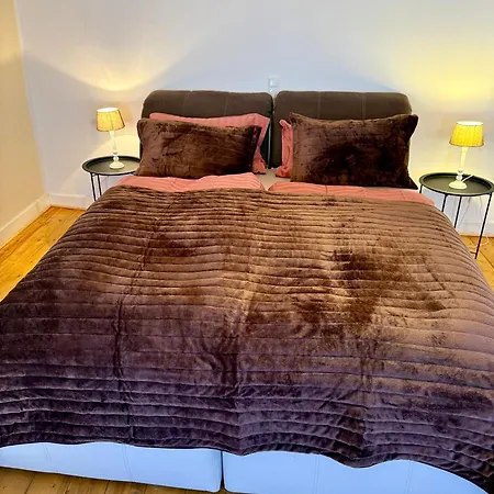 3 In 1 Haus Mit Grossem Esstisch Und Wohnzimmer *